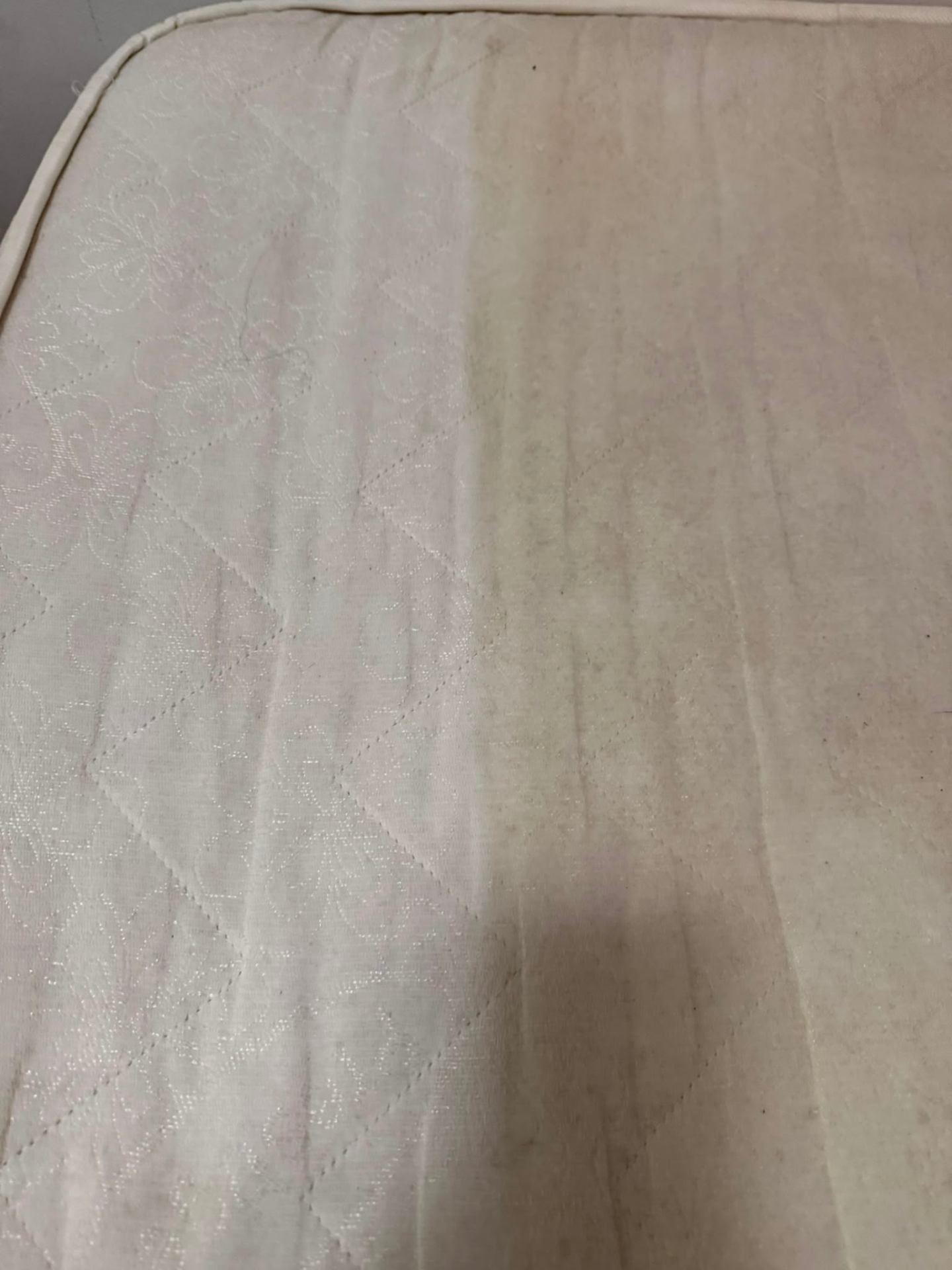 Proces de curățare saltea — o zonă curățată lângă textura netratată